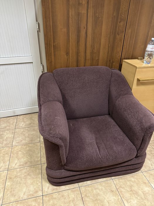 Старый диван и кресло