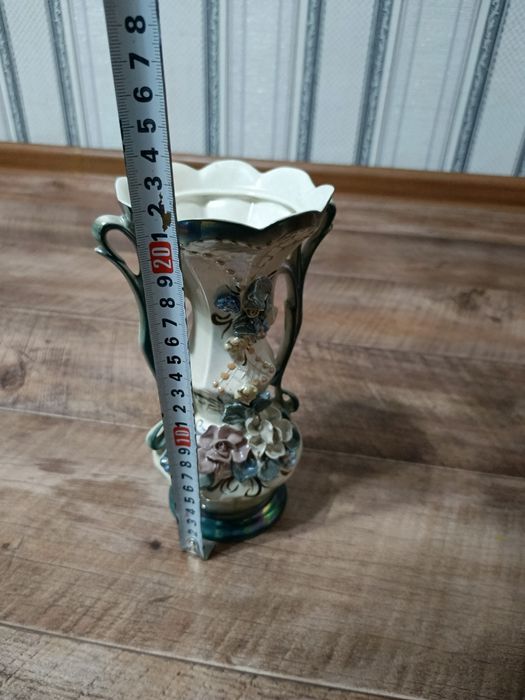 Продам вазу очень красивая