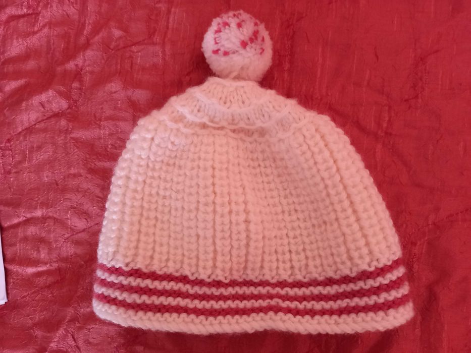 Две нови шапки,ръчно плетиво