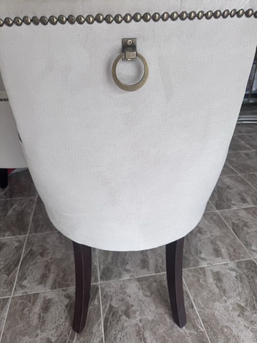 Трапезен стол с подлакъцни