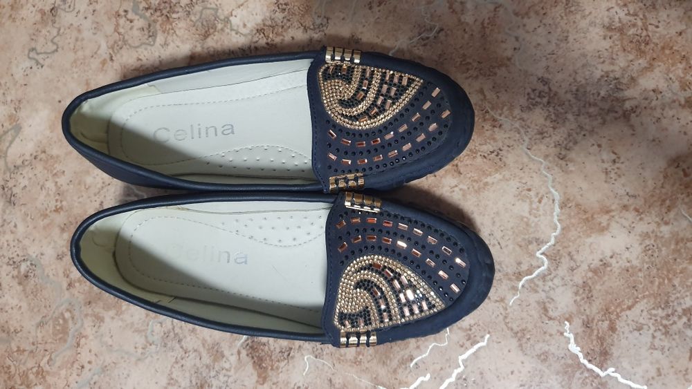 Продам обувь детскую.