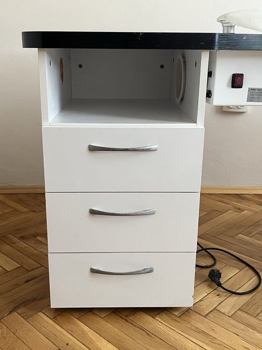 Бюро за маникюрист/ка БЕЗ ПРАХОЛОВИТЕЛ