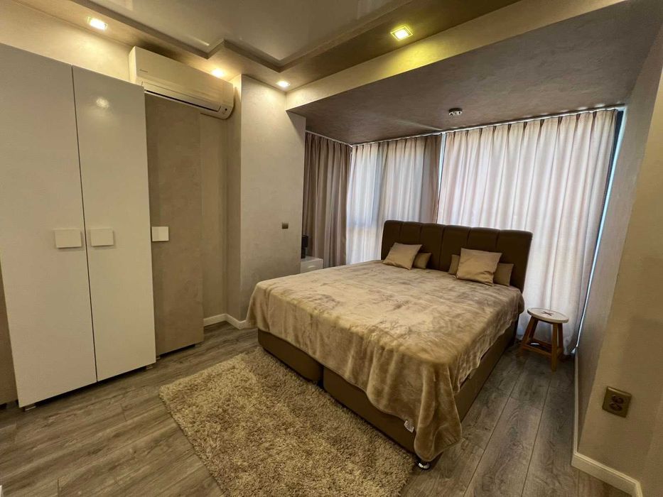 Дава се под наем Тристаен апартамент в Варна, Център - 74 кв.м за 1100 € - Снимка #19