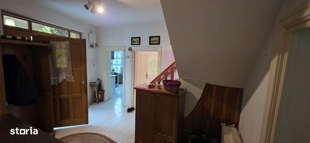 Vila de vanzare cu 6 camere si teren de 5116 mp in Cornu, Prahova