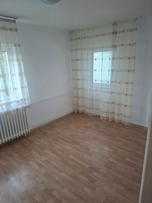Garsonieră la etajul 1 | Zonă liniștită, Str. Lânăriei, Pitești