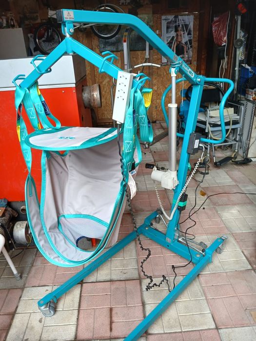 Vând elevator medical