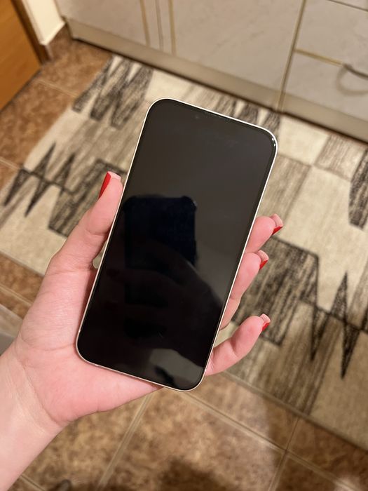 Iphone 13 de culoare roz