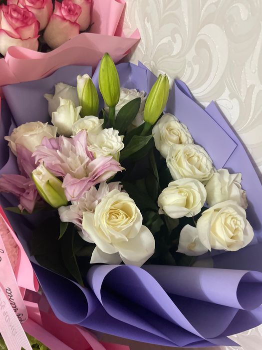 букет из роз и лилии