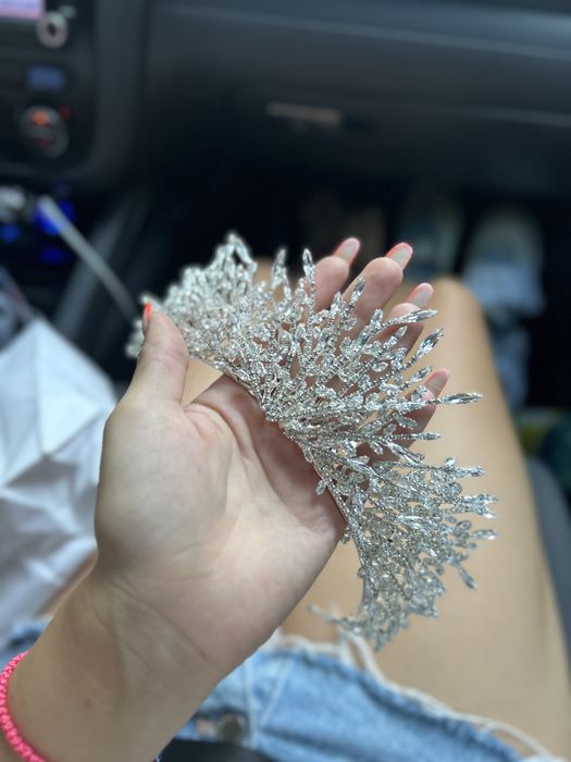 coroniță deosebită de prințesă cu pietre prețioase.