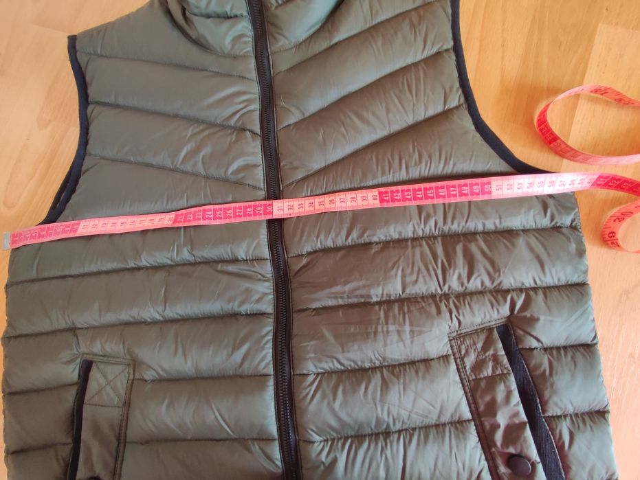 Елек Hugo boss размер 50 с пух обличан веднъж