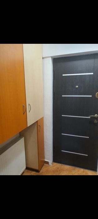 Închiriez garsoniera.