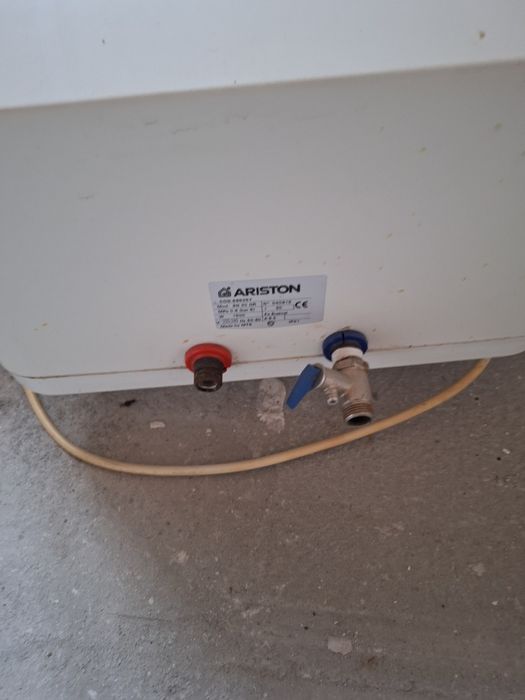 Продам водрнагреватель"Аристон"