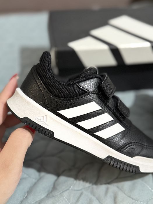 Продам детские кроссовки Adidas