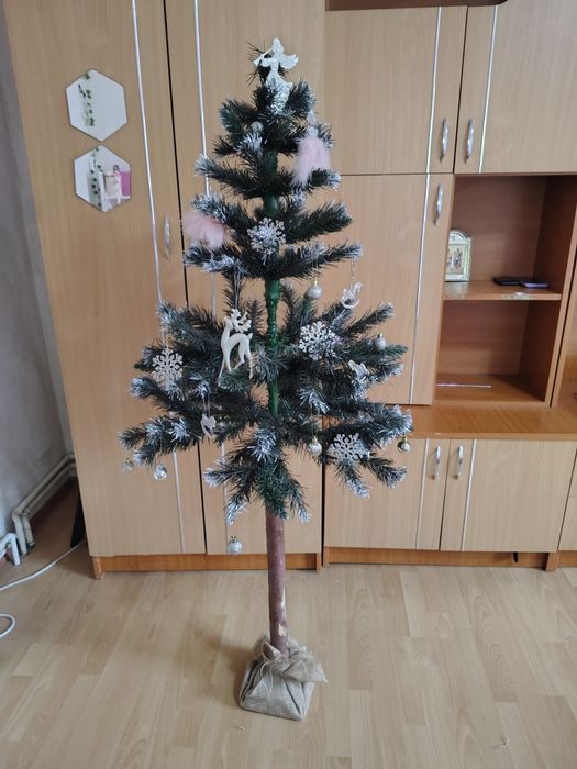 Brad de Crăciun cu decorațiuni