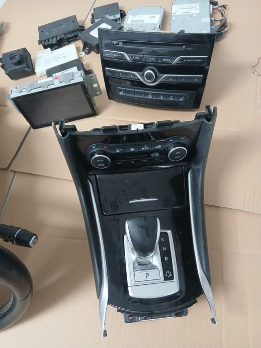 Vând volan și consola Infinity Q30 2019