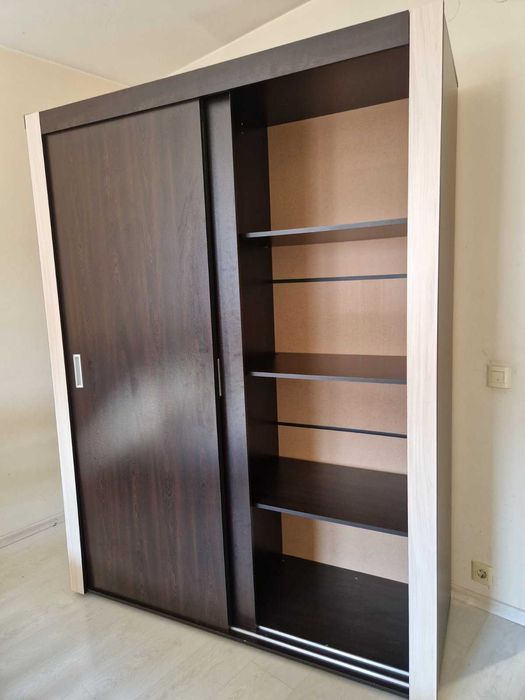 Гардероб за спалня с плъзгащи врати