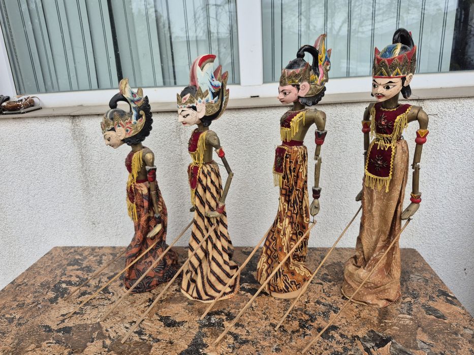 Vând 4 papusi statuiete lemn,scluptate pictate manual ,made Indonezia