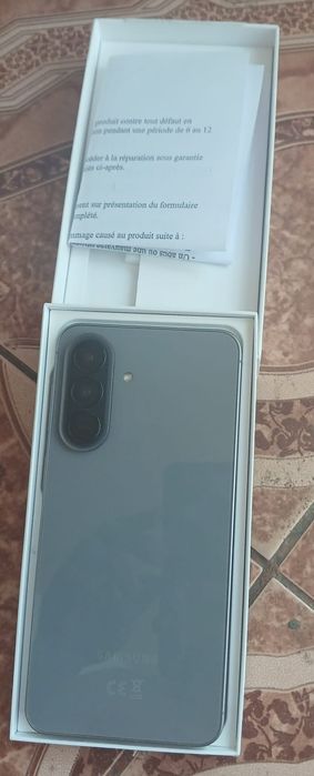 Vând samsung A57 256.GB 8.G RM