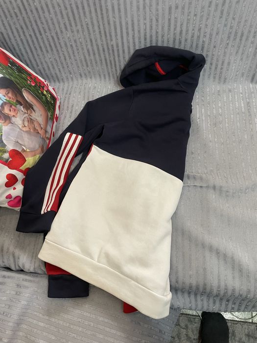 Комплект Адидас,закупен на стойност 260 лв от Адидас!Носен е 2,3 пъти