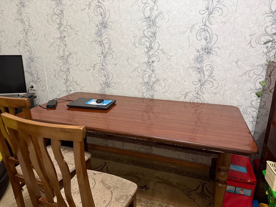 Продается стол обеденный 180×90 и 6 стульев б/у
Есть еще другая мебель