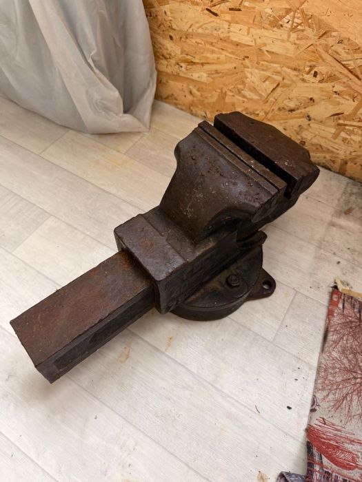 Тиски большые слесарные