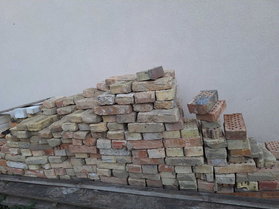 Продавам тухли единички