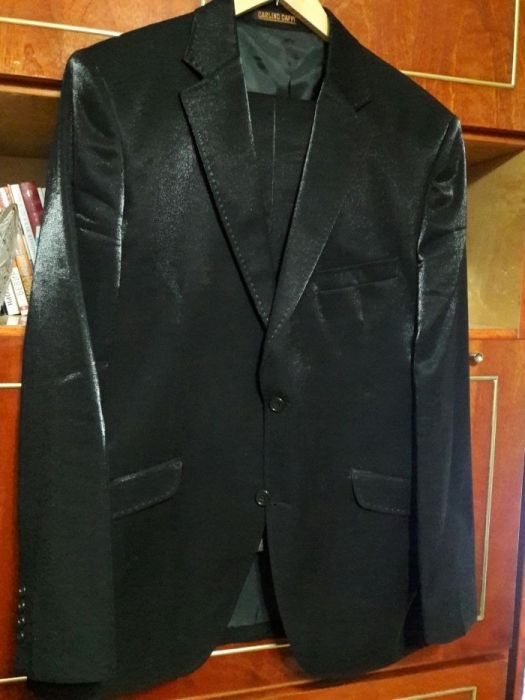 Продаю мужской костюм