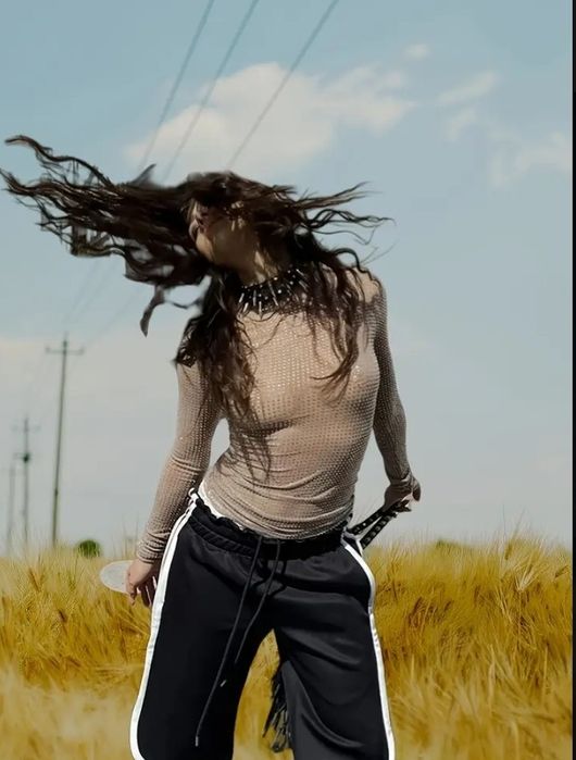 Top nude dama super model, accesorii metalice