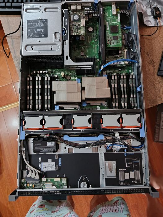 Pachet Server Dell PowerEdge R710 (2x Xeon, 48GB RAM, 2x Surse, Bezel cheie) + Consolă Rack LCD 1U