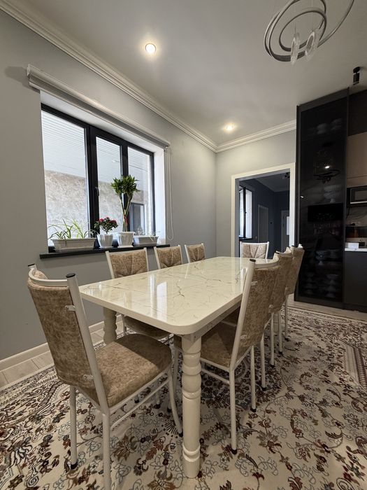 новый стол и 8 стульев