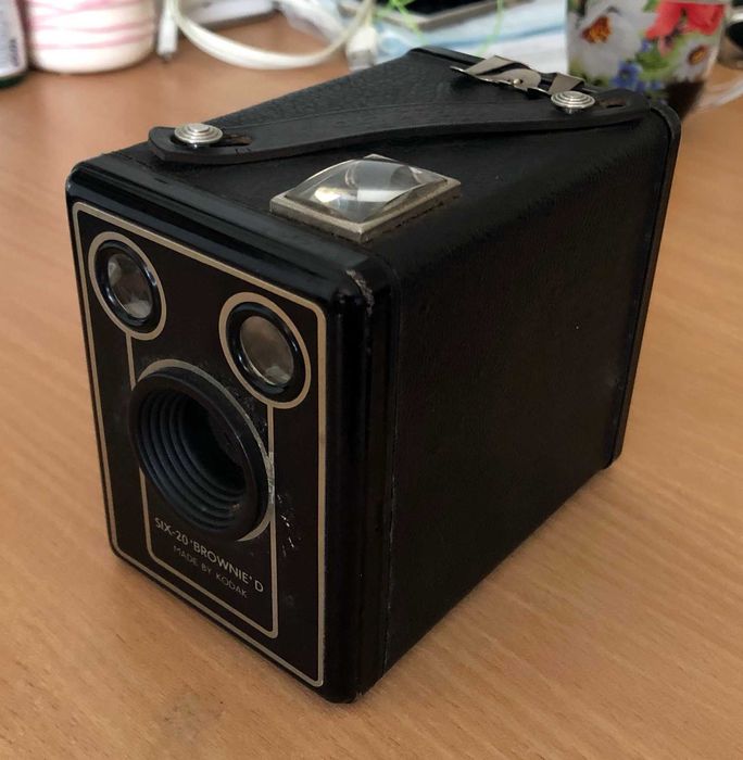 Aparat foto vintage 1946 Kodak SIX-20 Brownie model D 620 film box