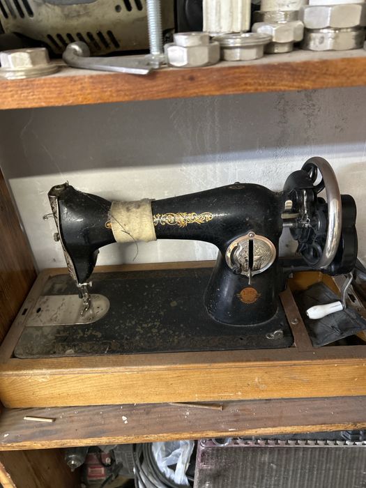 Швейная машинка в хорошем состоянии рабочяя