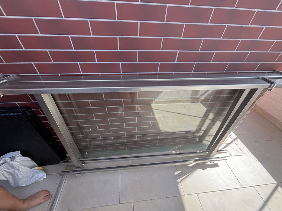 Balustrada geam cu profil de aluminiu