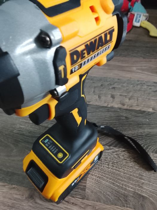Insurubat impact DeWalt DCF922 cu o baterie de 6a