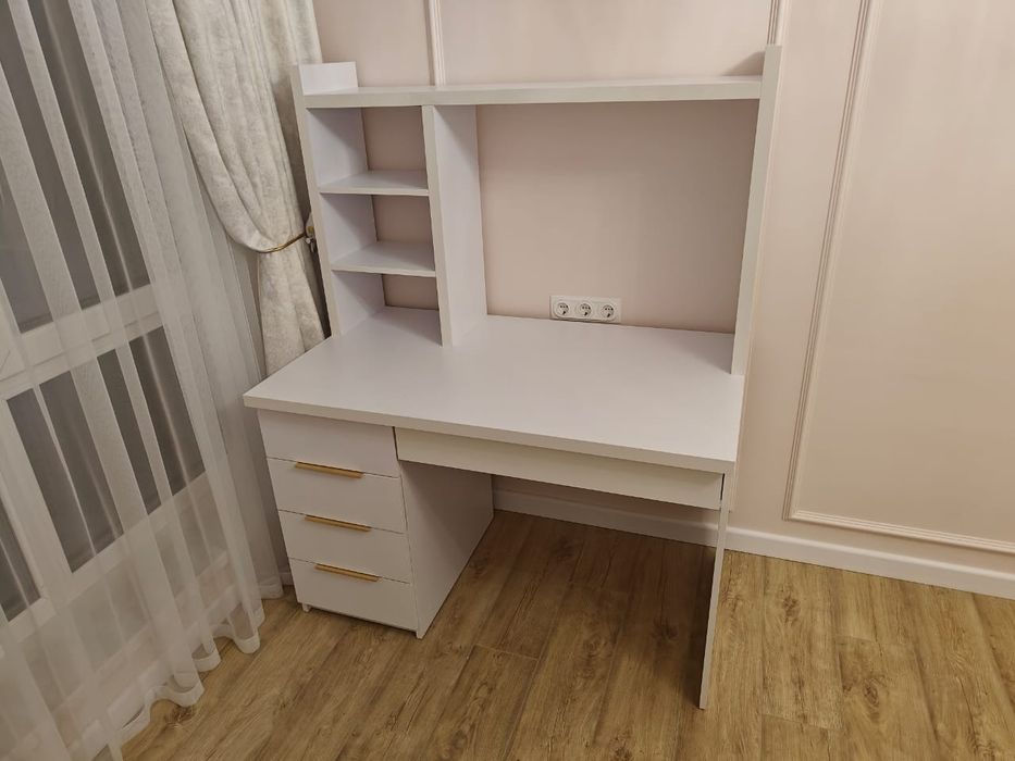 Столы с полками.