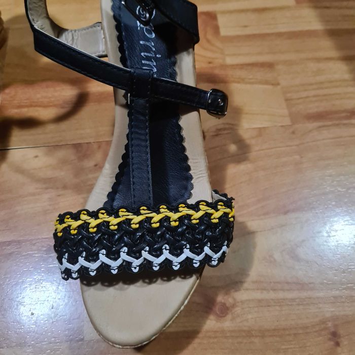 Vand sandale de culoare neagra