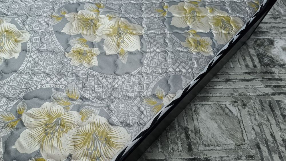 Двуспальная кровать с матрасом