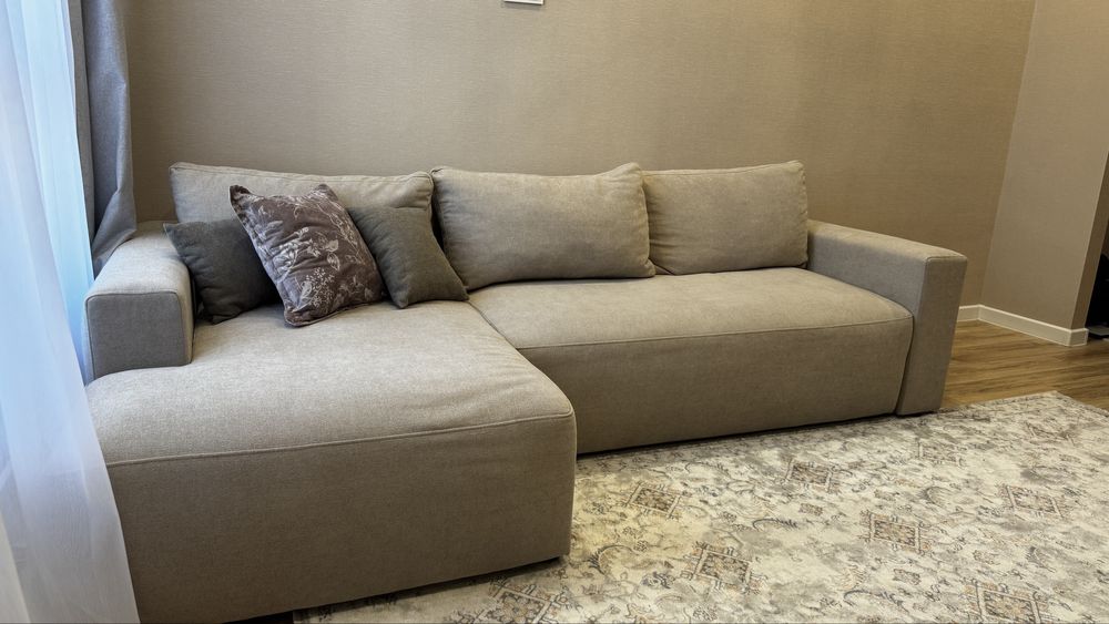Диван бежевый с подушками