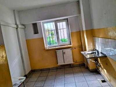 Ofer spre  inchiriere apartament ultracentral, nemobilat, 3 camere,  str. N. Balcescu, (cu intrare si de pe Calea Bucuresti), etaj 1