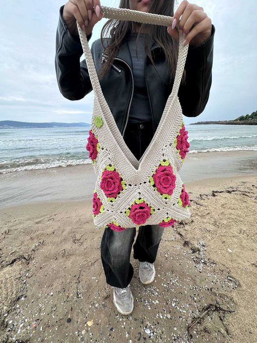 Чанта ръчно плетиво с мотив роза