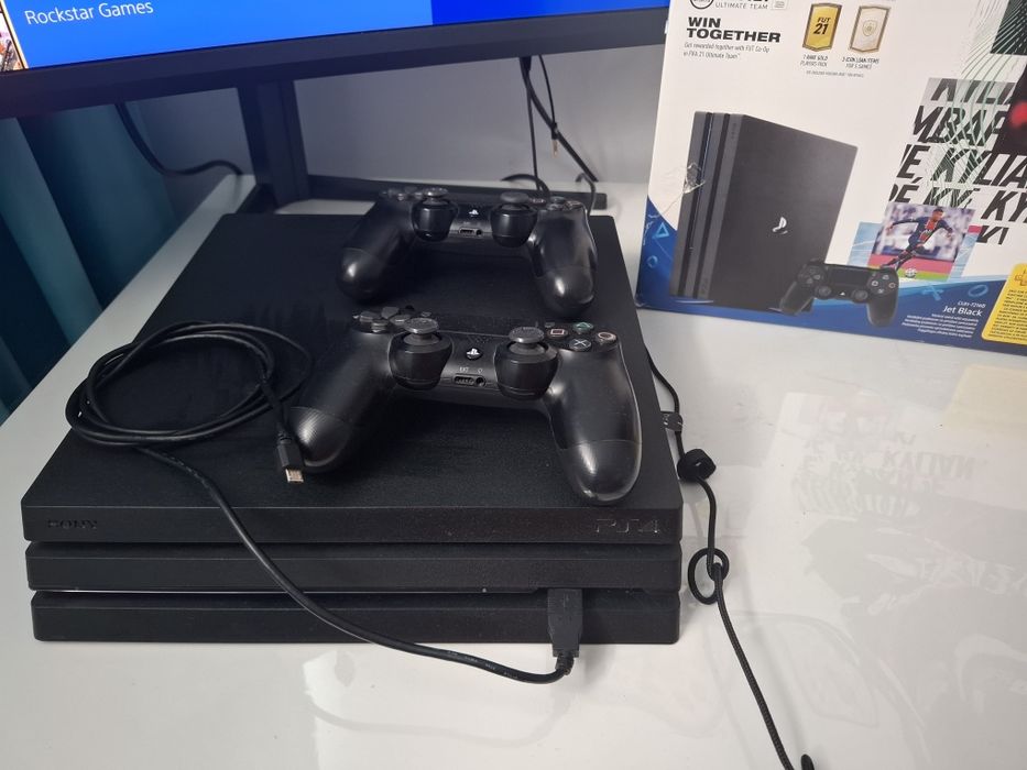 Vand Ps 4Pro ,1 TB cu 8 jocuri(CD)