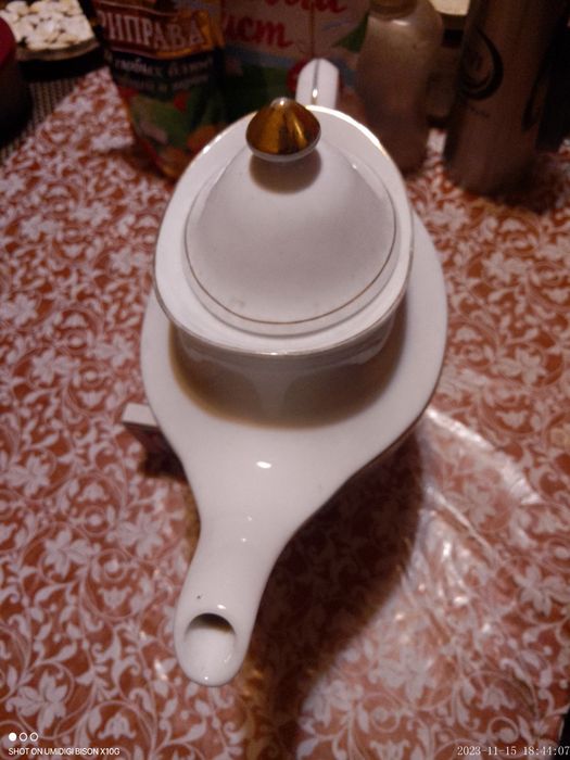 Продам чайник фарфоровый Японский.