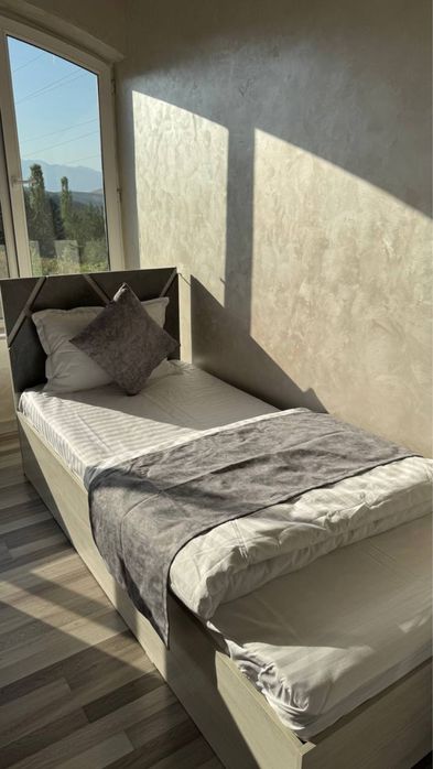 Декоративные раннеры и подушки добовляет красату уют дома и гостницах.