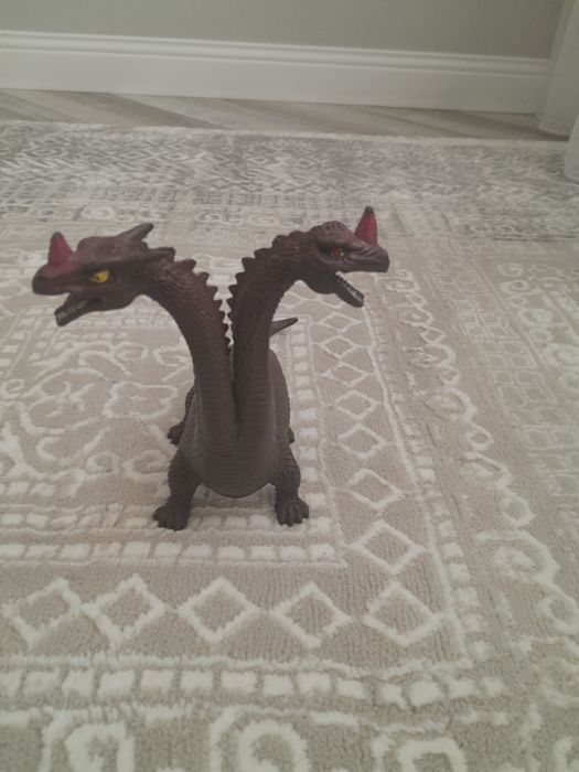 Динозавр и дракон