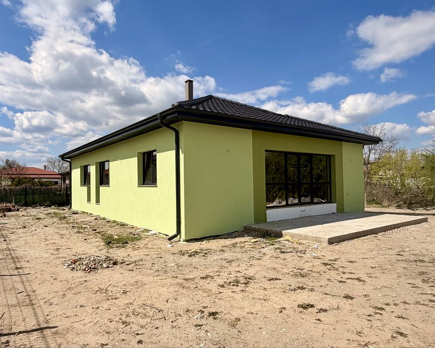 Самостоятелна къща 133кв.м. в с. Скутаре