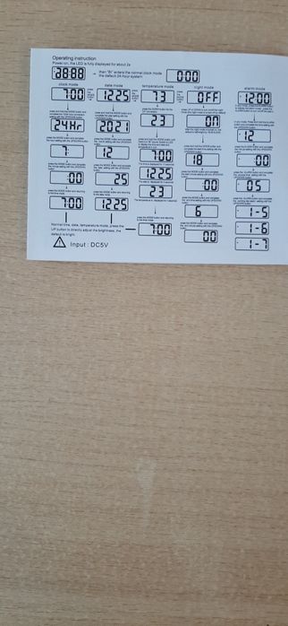 Настолен LED часовник с големи бели цифри