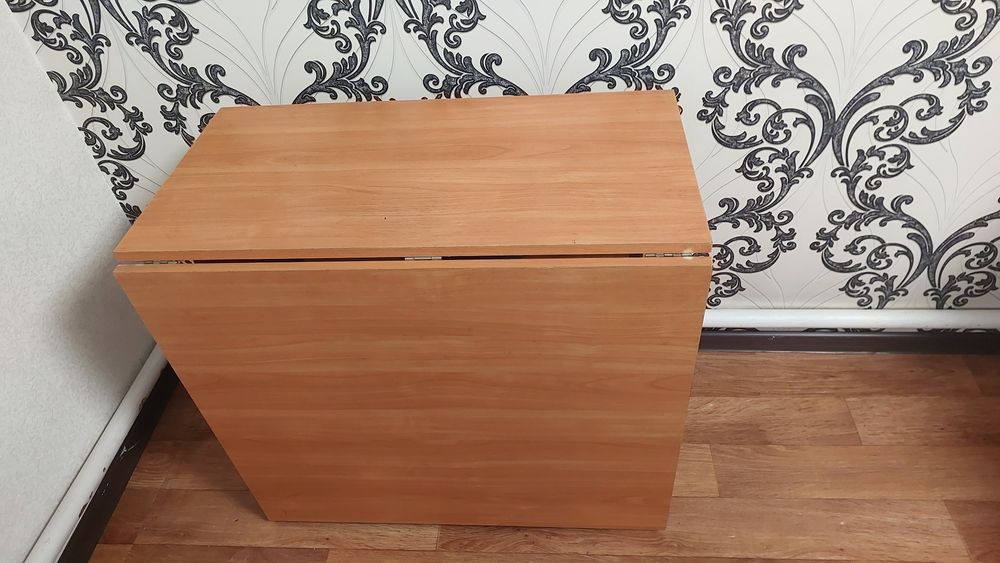 Компактный деревянный стол с дверцами