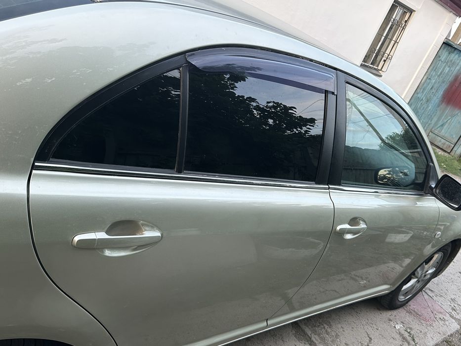 Toyota avensis 2004 года