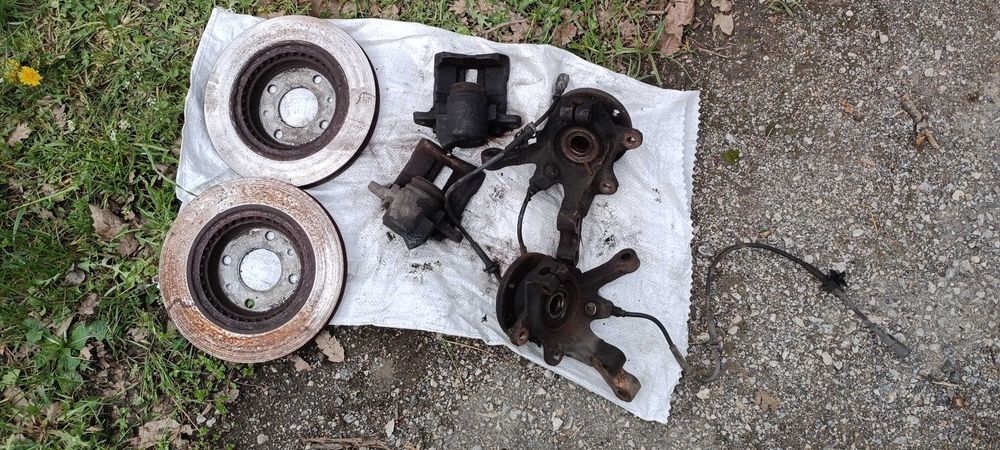 Продавам следните части за Рено Меган Сценик 1998