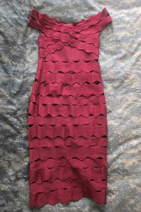 Изящна рокля в цвят бордо